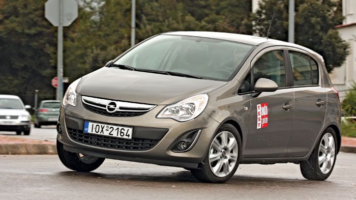 Το Corsa, στις στροφές δεν θα τρομάζει τον οδηγό του, θα κλείσει ομαλά την πορεία του κι αν το παρακάνετε στο γκάζι θα εμφανίσει τυπική υποστροφική συ